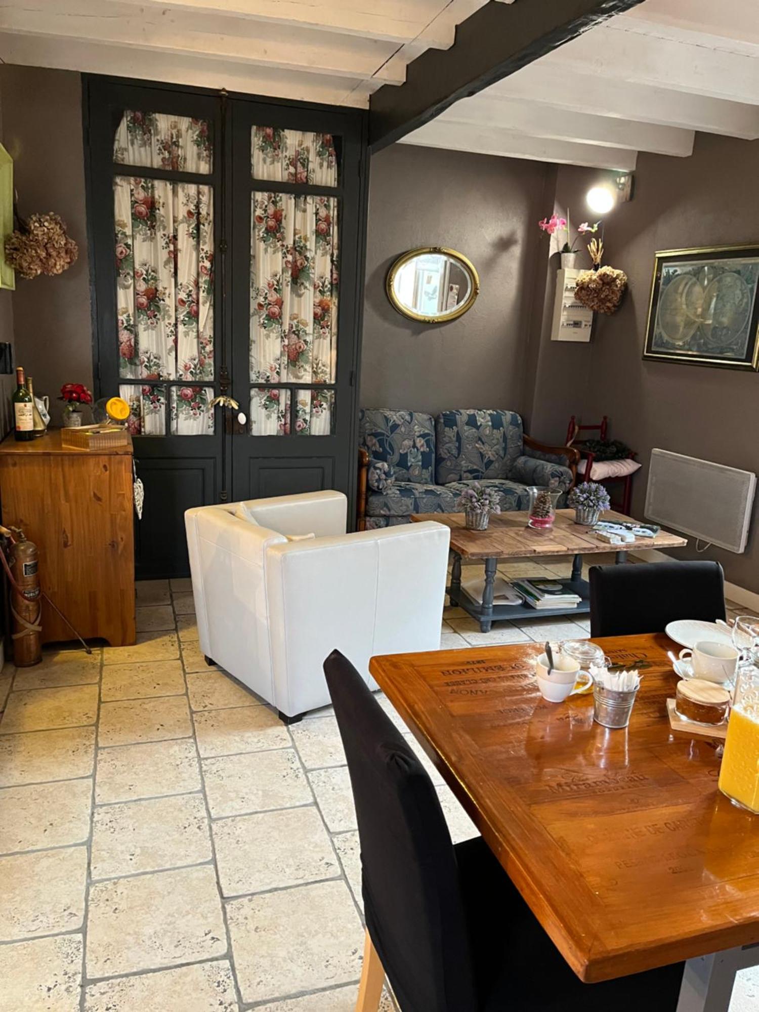 Chambres Et Gite Peyroutas "Amelie" A Vignonet St Emilion Exterior photo